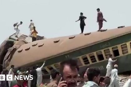 Pakistan passenger train derails killing 19