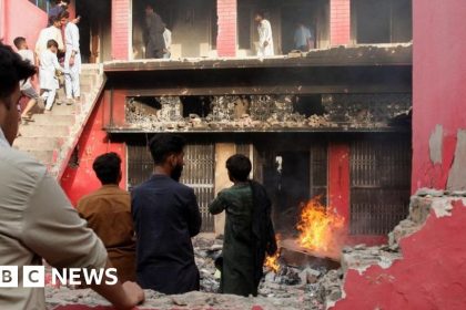 Pakistan: More than 100 arrested after churches burned