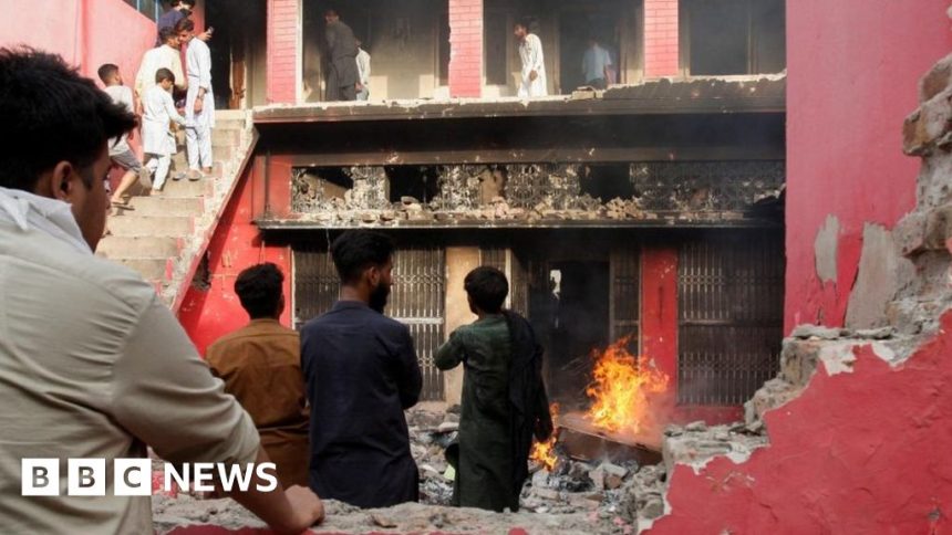 Pakistan: More than 100 arrested after churches burned