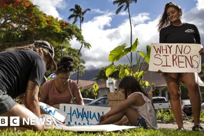 Hawaii wildfires: Maui emergency chief quits after sirens criticism