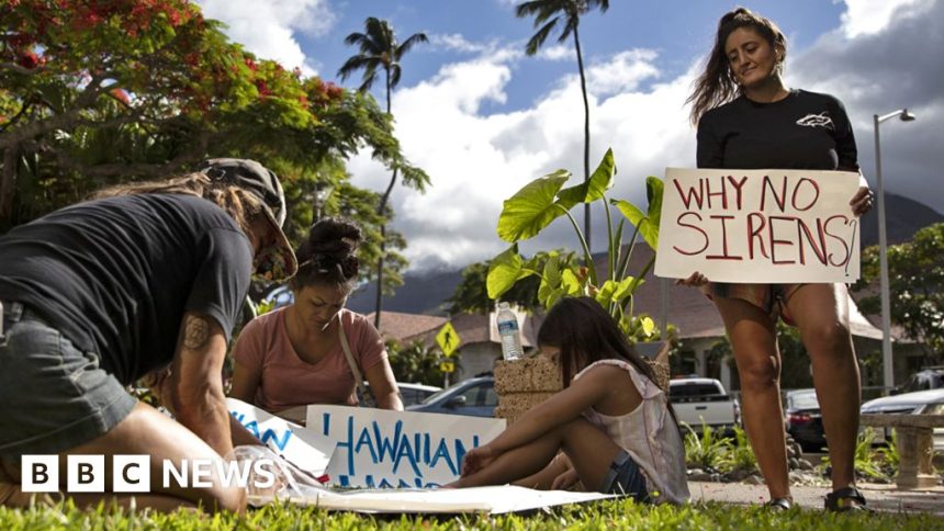 Hawaii wildfires: Maui emergency chief quits after sirens criticism