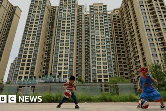 Evergrande: Shares in the crisis-hit Chinese developer plunge by 80%