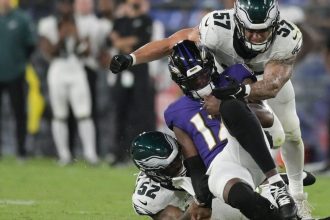 Ravens hold off Eagles, 20-19