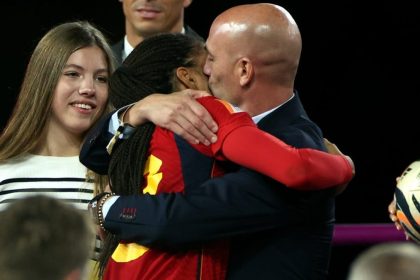 FIFA suspends Spain federation president for kissing player