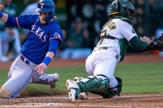 In Oakland, Rangers roll to 8th straight win