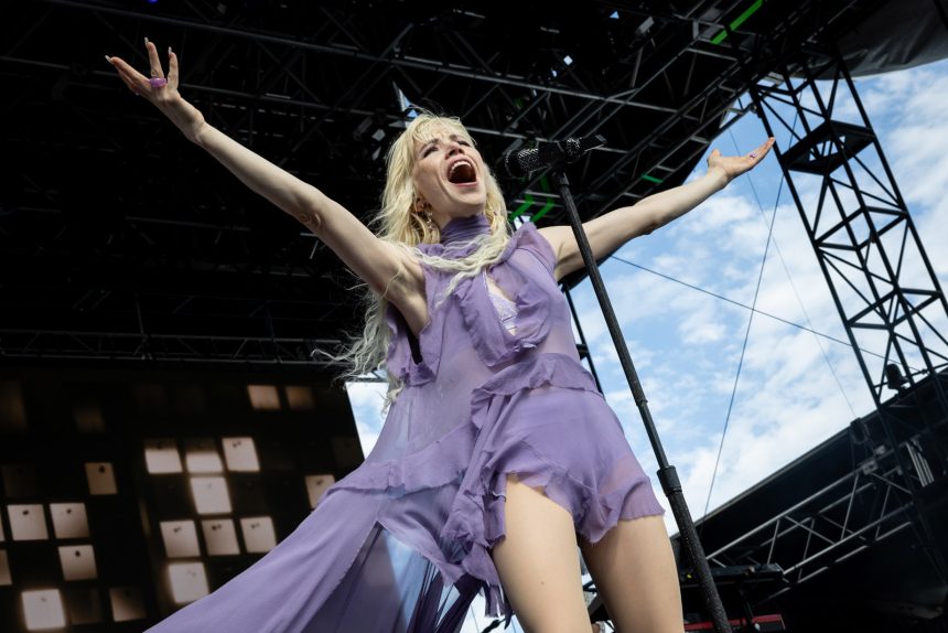 Carly Rae Jepsen played Pier 17 twice in one day (matinee show pics, video & setlist)