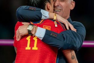 Spain FA president Luis Rubiales force-kisses Jenni Hermoso