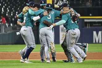 M’s down White Sox for 8th straight win