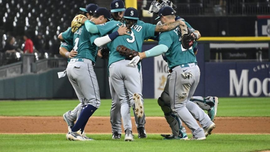 M’s down White Sox for 8th straight win