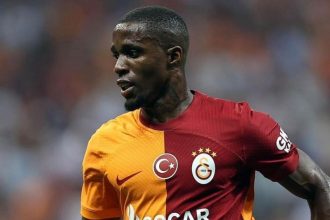 Mauro Icardi and Dries Mertens appear to laugh at Wilfried Zaha as winger takes poor touch in second appearance for Galatasaray