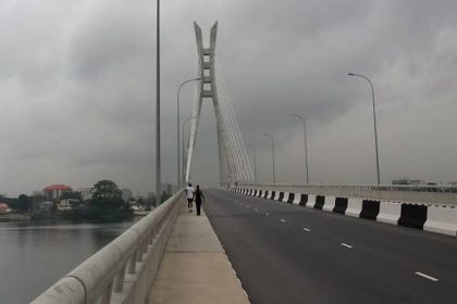 CHECK ON YOUR GUYS!!! One Man Jumps Into Lekki-ikoyi Link Bridge Water » Naijaloaded