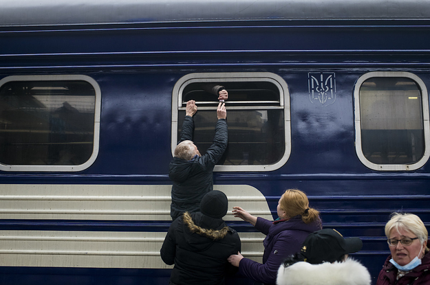 Ukrainians Are Desperately Trying To Flee Kyiv As The Russians Advance: “It’s An Absolute Nightmare”