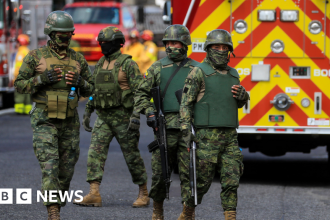 Inmates free 57 Ecuador prison guards after stand-off