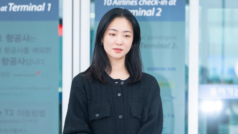 Jeon Yeo-Bin Flew To Japan In A Fashionable Airport Outfit