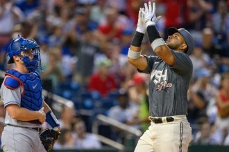 Dodgers endure long rain delay to earn win over Nats