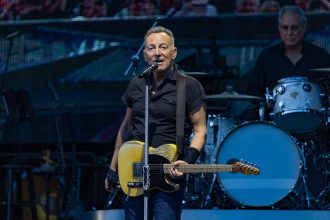 Bruce Springsteen & The E Street band continued MetLife run w/ “Spirit in the Night” & more (video, setlist)