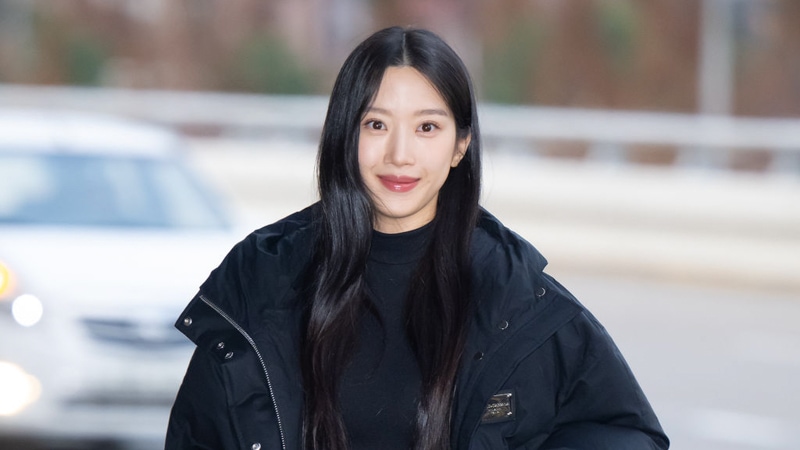 Moon Ga-Young Stuns In A Chic Jet-Black Ensemble At The Airport