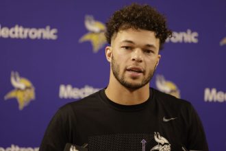 What happened to Jaren Hall? Vikings QB suffers blow in first NFL start 