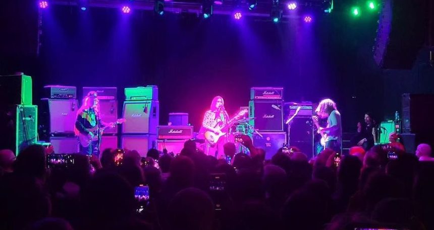 Kim Deal joined Dinosaur Jr to sing “Gigantic” & “Divine Hammer;” The Hold Steady showed up too! (video) 