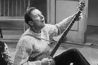 The Folk Americana Roots Hall of Fame Inductees: Pete Seeger – American Blues Scene